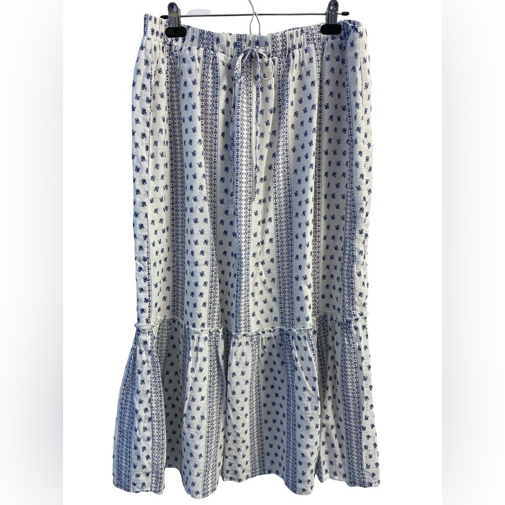 Mdrn Blue And White Tier Maxi Skirt Stitching Flaw
Flowy Floral Design Size XL